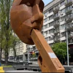 crise-en-ukraine-une-statue-de-vladimir-poutine-avec-un-pistolet-dans-la-bouche-erigee-a-kiev