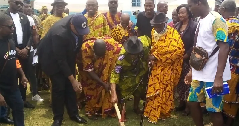 travaux-d-extension-de-l-hopital-d-anono-le-chef-nanan-djorogo-nangui-exprime-sa-reconnaissance-a-l-etat
