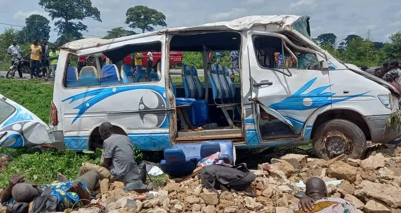accident-le-pneu-d-un-massa-eclate-le-vehicule-se-renverse-des-blesses-graves-plusieurs-morts-dont-l-apprenti