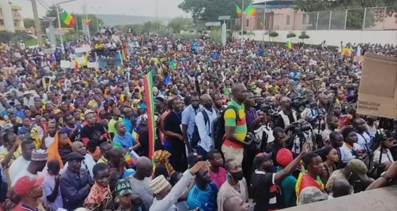 mali-des-centaines-de-personnes-manifestent-leur-soutien-a-l-armee-et-la-junte
