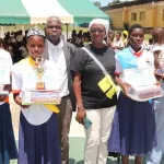 region-du-gontougo-la-meilleure-eleve-en-physique-chimie-recompensee