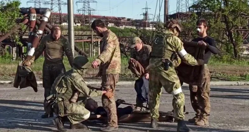 guerre-en-ukraine-959-militaires-ukrainiens-d-azovstal-se-sont-rendus-ces-dernieres-48-heures-selon-moscou