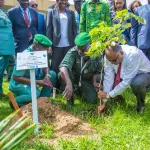 patrick-achi-et-une-vingtaine-de-personnalites-participent-a-une-operation-de-planting-d-arbres