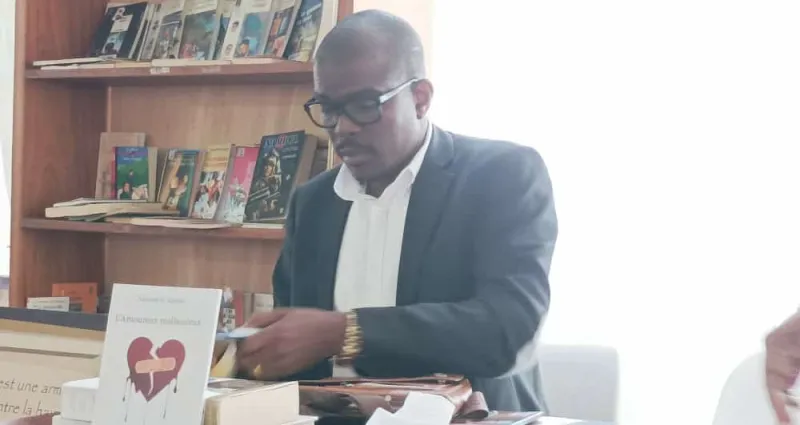 salon-international-du-livre-d-abidjan-l-ecrivain-edmond-kouassi-recoit-des-eleves-d-une-ecole-de-renommee