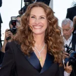 l-actrice-americaine-julia-roberts-illumine-le-tapis-rouge-avec-un-collier-de-54-67-carats-d-or-et-de-diamant-blanc