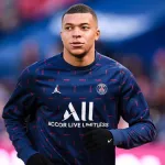 sport-psg-kylian-mbappe-une-affaire-d-amour-il-officialise-sa-prolongation-jusqu-a-2025