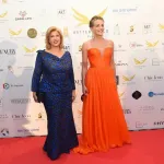 festival-de-cannes-dominique-ouattara-se-demarque-sur-le-tapis-rouge-vetue-de-pagne