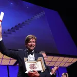 festival-de-cannes-2022-le-suedois-ruben-oestlund-remporte-une-deuxieme-palme-d-or-sans-filtres