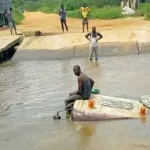 bac-d-eloka-un-camion-bascule-dans-l-eau-lors-de-la-traversee-les-equipes-de-l-ageroute-mobilisees-sur-les-lieux