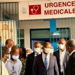 chu-de-treichville-pierre-dimba-visite-3-services-des-urgences-et-lance-un-message-aux-parents-des-patients