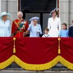 pour-ses-70-ans-de-regne-elizabeth-ii-fait-son-apparition-au-balcon-de-buckingham-palace
