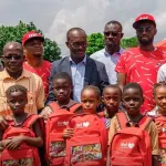 cote-d-ivoire-education-une-entreprise-fait-des-dons-au-groupe-scolaire-siporex-1-de-yopougon
