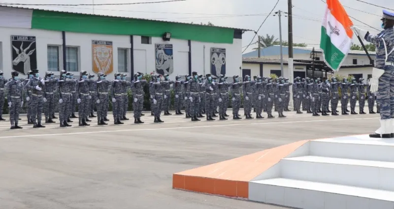ecole-de-gendarmerie-d-abidjan-plus-de-1200-eleves-sous-officiers-presentes-au-drapeau