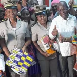 fete-des-meres-a-agboville-le-ministre-pierre-dimba-distribue-plus-de-1000-complets-de-pagnes-aux-femmes