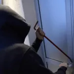 cocody-ils-volent-deux-televiseurs-d-une-eglise-et-les-abandonnent-dans-un-taxi