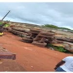 alerte-un-grumier-charge-de-billes-de-bois-se-renverse-aux-alentours-du-marche-a-gadouan-pres-de-daloa