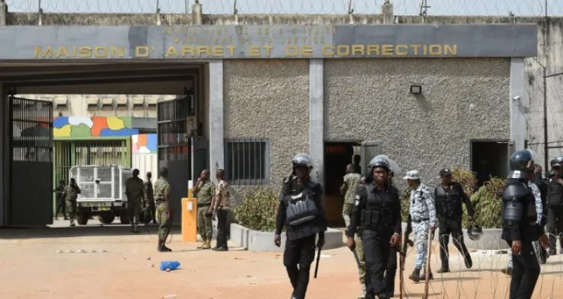 trafic-international-de-drogue-un-traficant-s-evade-de-la-maca-trois-agents-du-penitencier-mis-aux-arrets