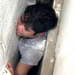 un-homme-coince-entre-deux-maisons-en-voulant-reparer-une-fuite-sur-son-toit