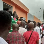 stade-africa-sports-foule-foule-des-supporters-gazes-a-l-entree-du-champroux