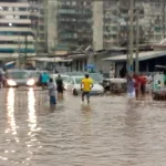 saison-des-pluies-les-abords-du-stade-robert-champroux-de-marcory-sous-les-eaux-video