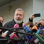 au-profit-des-enfants-ukrainiens-le-nobel-russe-dmitri-mouratov-a-vendu-sa-medaille