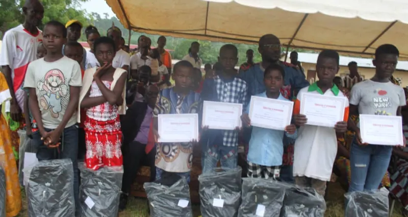 education-50-eleves-et-des-enseignants-primes-a-la-journee-de-l-excellence-dans-le-village-de-dahiri-lakota