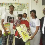 solidarite-le-footballeur-christian-kouame-au-chu-de-treichville-pour-faire-don-a-des-enfants-atteints-de-cancer