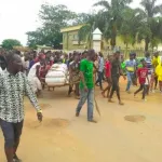 daloa-un-mort-porte-plainte-contre-ses-bourreaux-a-la-gendarmerie-et-boit-une-biere-avant-son-inhumation