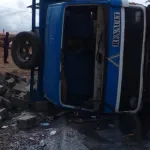 cote-d-ivoire-un-camion-transportant-des-briques-se-renverse-et-fait-des-blesses-graves-a-songon