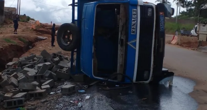 cote-d-ivoire-un-camion-transportant-des-briques-se-renverse-et-fait-des-blesses-graves-a-songon