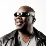 musique-john-kyffy-le-roi-du-zeze-pop-signe-son-retour-avec-broken-city-blues-son-nouveau-maxi-single