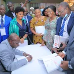 litterature-dedicace-de-livre-fama-toure-met-un-point-d-honneur-sur-l-importance-des-ressources-humaines