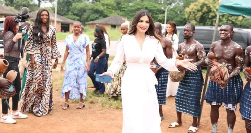 sublime-cote-d-ivoire-olivia-yace-guide-touristique-le-temps-d-une-journee-avec-ses-consoeurs-miss-monde