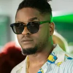 l-artiste-bebi-philip-saisit-la-tribune-de-l-evenement-tres-mediatise-pour-denoncer-la-cherte-de-la-vie