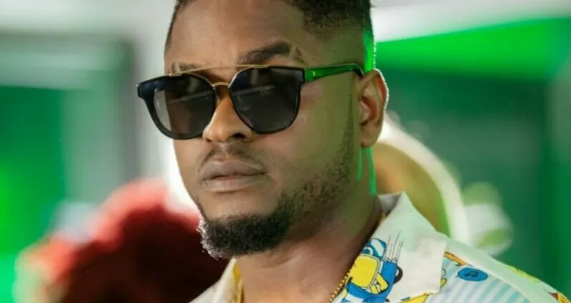 l-artiste-bebi-philip-saisit-la-tribune-de-l-evenement-tres-mediatise-pour-denoncer-la-cherte-de-la-vie