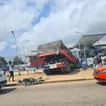 accident-un-camion-perd-ses-freins-et-detruit-la-cloture-de-l-hypermarche-cap-nord-deces-annonce-d-un-livreur