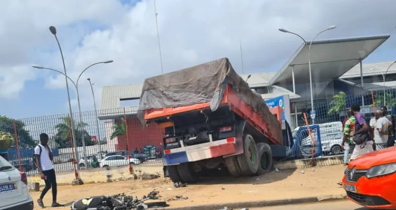 accident-un-camion-perd-ses-freins-et-detruit-la-cloture-de-l-hypermarche-cap-nord-deces-annonce-d-un-livreur