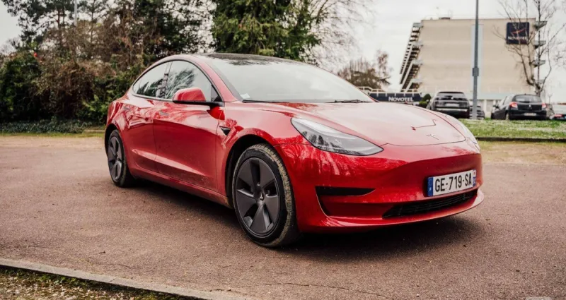 automobile-des-milliers-de-tesla-touchees-par-un-probleme-de-securite-en-cas-d-accident-des-voix-se-levent
