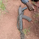 daoukro-la-gendarmerie-abat-3-dangereux-coupeurs-de-route-2-telephones-portables-et-une-kalachnikov-saisis