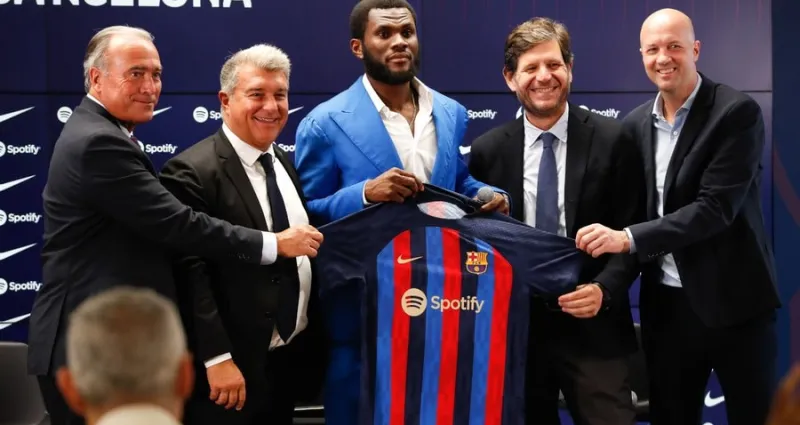 football-arrive-a-barcelone-franck-kessie-presente-officiellement
