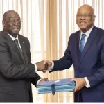 bceao-passation-de-charge-tiemoko-meyliet-kone-passe-le-flambeau-a-jean-claude-brou