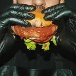 un-burger-au-gout-de-viande-humaine-vendu-en-suede