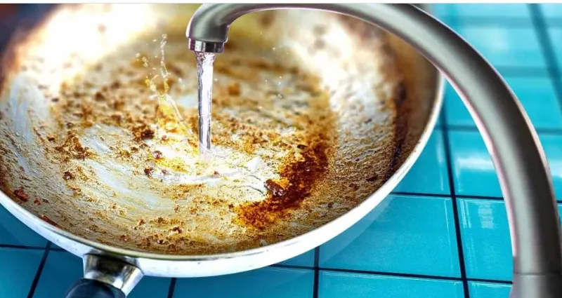 astuce-cuisine-les-raisons-de-ne-plus-verser-de-l-eau-froide-sur-une-poele-chaude