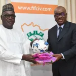 fif-700-ballons-et-250-paires-de-crampons-receptionnes-pour-equiper-les-clubs-ivoiriens