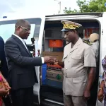 arrah-le-ministre-pierre-dimba-offre-une-ambulance-neuve-a-l-hopital-general