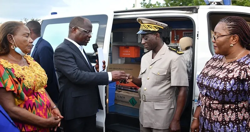 arrah-le-ministre-pierre-dimba-offre-une-ambulance-neuve-a-l-hopital-general