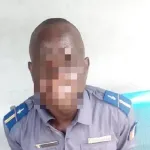 port-illegal-de-tenue-militaire-un-enseignant-interpelle-ce-qui-a-ete-decouvert-chez-sa-mere-et-sa-fiancee