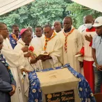 eglise-catholique-l-ascci-pose-la-premiere-pierre-de-la-maison-carree-et-lance-le-camp-de-branches-2022