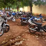 daoukro-la-cour-du-commissariat-de-police-remplie-de-motos-ce-que-le-commissaire-et-ses-elements-ont-fait