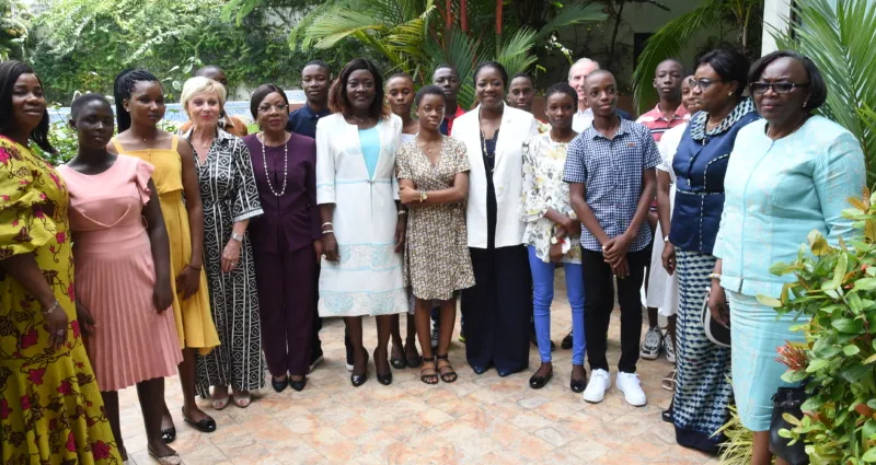 education-nationale-les-12-meilleurs-eleves-en-sejour-en-france-voici-le-montant-offert-a-chacun